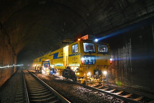 7圖為11月5日,一輛DWL-48K型線路搗固車在隧道進行搗固作業。_副本.jpg